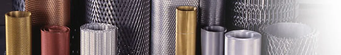 Rollos de metal desplegado AHOSA en bronce, cobre, galvanizado, aluminio e inoxidable, de pie uno junto a otro.